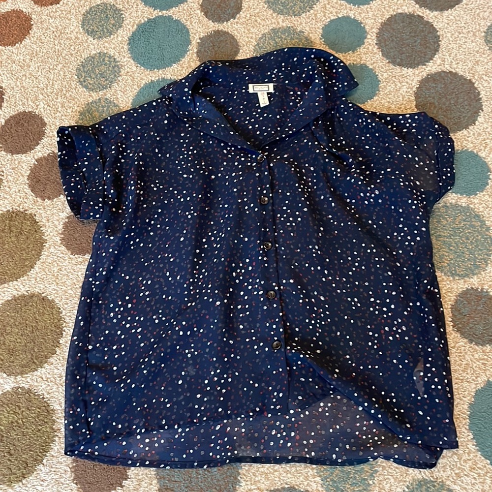 Cute flowy XS button up by Movint. Pre-owned but only worn a few times!